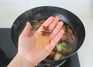 鹌鹑蛋红烧肉盖浇饭,加大料、<a style='color:red;display:inline-block;' href='/shicai/ 866'>冰糖</a>,盖上锅盖大火烧开。