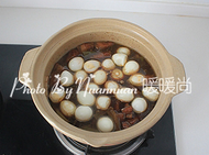 鹌鹑蛋红烧肉盖浇饭,40分钟后加入处理过的鹌鹑蛋,调入<a style='color:red;display:inline-block;' href='/shicai/ 788'>生抽</a>,盖上锅盖继续小火炖煮30分钟,15分钟后尝一下汤汁咸淡再酌情加盐调味,最后炖煮至汤汁收紧,肉质软烂即可关火食用。