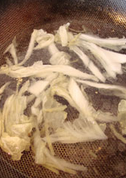 蟹白豆腐海鲜汤,锅中放入油,7成热时(手放在上面感觉到一定热度)放入<a style='color:red;display:inline-block;' href='/shicai/ 3250'>葱</a>白姜丝爆香,然后放入白菜炒,加入适量的水。