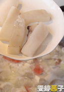 蟹白豆腐海鲜汤,墨鱼很容易煮老,所以最后放入,看到墨鱼卷起来后,洒盐和<a style='color:red;display:inline-block;' href='/shicai/ 720'>胡椒粉</a>,迅速出锅。