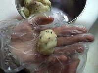 QQ弹弹的麻薯,戴一次性手套开始搓面团,这个分量搓16个的话大小刚好,注意底部尽量保持圆形,小而高,这样出来的形状才会圆鼓鼓的