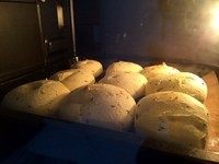 QQ弹弹的麻薯,放入预热好的烤箱内,上火190度、下火170度烤20分钟左右,时间和温度根据不同烤箱品牌微调,最好在旁边守着。烤好后在烤箱焖几分钟再出炉,比较不容易塌陷