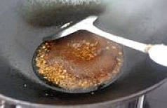 香辣响油饽饽虾,加入郫县豆瓣酱少量炒出红油,放入少量高汤,放入盐,糖,调味收汁,关火