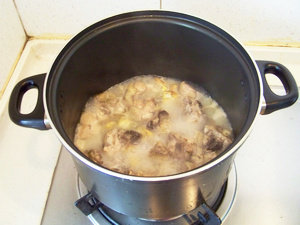 板栗酱烧鸡腿,鸡肉基本熟了以后,加入板栗,姜蒜一起,开中火煮。