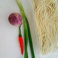 臊子面,面条一定要是鲜面条,最好是碱水面。