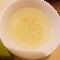 臊子面,先做蒜水,蒜切末用凉开水泡上。