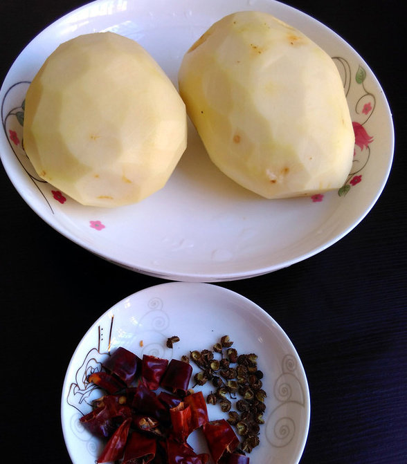 家常土豆丝,土豆洗净,去皮;干辣椒剪断,备好花椒