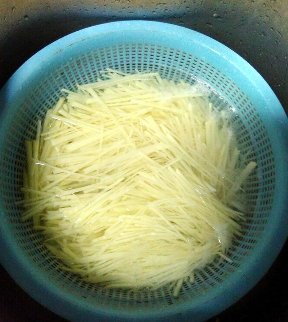 家常土豆丝,土豆切细丝,用清水浸泡,去掉多余的淀粉