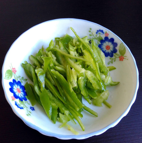 家常土豆丝,青椒去蒂去籽,洗净切丝