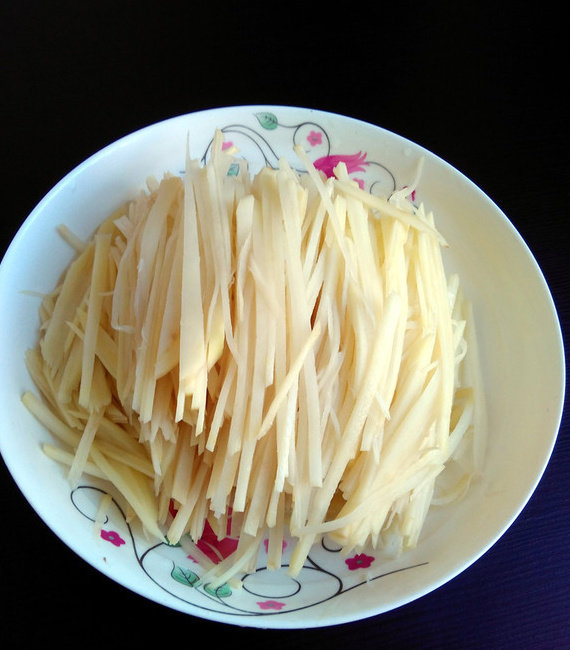 家常土豆丝,土豆捞出,控干水分