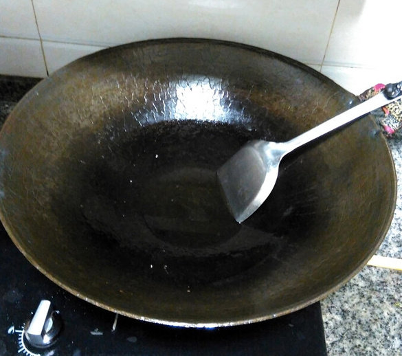家常土豆丝,炒锅烧热后,倒入植物油烧热