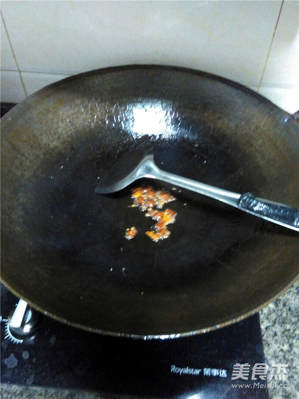 家常土豆丝,植物油烧热后,放入干辣椒,花椒炒香