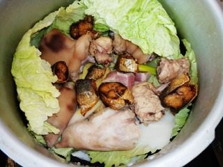 酥锅,将猪蹄,五花肉块,鲅鱼块铺里面。