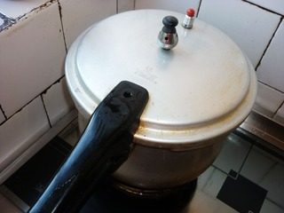酥锅,盖上盖,上汽后转小火压25分钟。