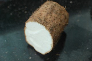 蜜汁山药,准备<a style='color:red;display:inline-block;' href='/shicai/ 28'>山药</a>一截,做凉拌的话,要用粗的那种,煲汤最好用细的,吃起来比较粉;