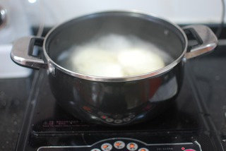 蜜汁山药,水烧开后,下锅内焯熟,约3-5分钟即可;
