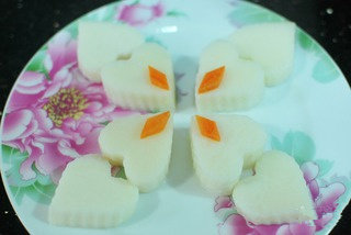蜜汁山药,沥干水份后按自己喜欢的造型摆盘;