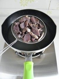 青椒鹅杂,焯烫至变色,捞出沥水待用。