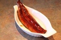 蒲烧鳗鱼饭,将鳗鱼放在微波炉可用的容器上,高火叮2-3分钟