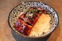 蒲烧鳗鱼饭,浇上鳗鱼汁,撒上紫菜碎,白芝麻和葱花
