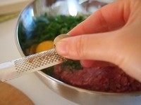 番茄炖肉球,在碗里混合牛绞肉,洋葱,欧芹,<a style='color:red;display:inline-block;' href='/shicai/ 9'>鸡蛋</a>,橄榄油,现磨奶酪,现磨豆蔻,面包和牛奶的混合物,盐,现磨黑胡椒。