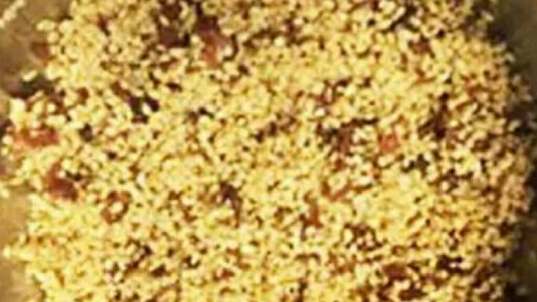 五花肉糯米蛋,把沥干水份的糯米与切成肉丁的五花肉拌匀，加入适量生抽与<a style='color:red;display:inline-block;' href='/shicai/ 762'>老抽</a>，<a style='color:red;display:inline-block;' href='/shicai/ 762'>老抽</a>只要一点点为配色用
