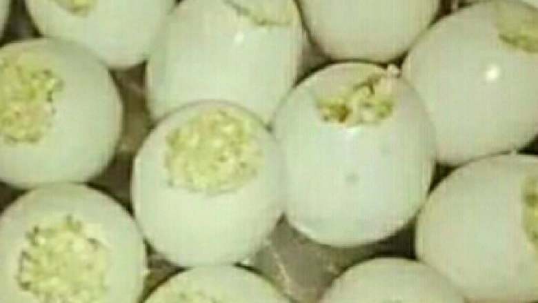 五花肉糯米蛋,放入锅中隔水蒸40分钟左右,蒸熟后就可以美美的吃啦,下次吃的时候隔水加热就行