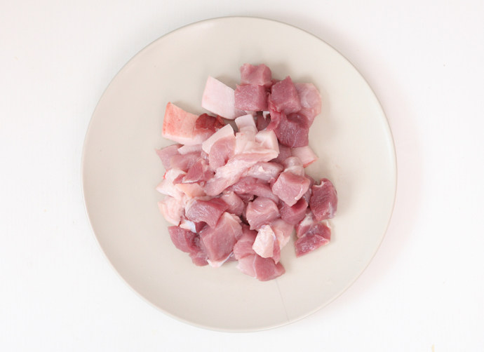 百叶结烧肉,<a style='color:red;display:inline-block;' href='/shicai/ 414'>猪肉</a>切5CM大小的块,葱姜切小。