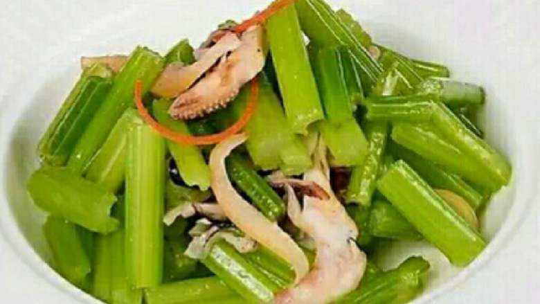 鱿鱼炒芹菜,盖一盖锅，5分钟后，下盐调好味就可以起锅了