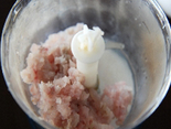 紫菜鸡蛋鲈鱼卷 ,在剁下的鱼肉中加入葱姜水、一个蛋清、少许盐和淀粉,然后用料理机打成蓬松的鱼蓉。