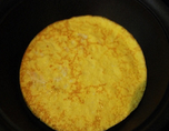 紫菜鸡蛋鲈鱼卷 ,在平底锅中摊出一张薄而圆的鸡蛋皮,取出蛋皮。