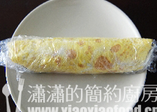 紫菜鸡蛋鲈鱼卷 ,从边缘向上卷起卷成圆筒状。