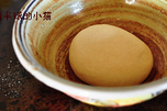 葱香小饼,用筷子搅拌,最后用手揉成光滑不沾手不沾碗的面团,盖上湿布或者盖子放在一旁醒着备用
