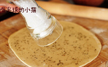 葱香小饼,然后撒上花椒面或者烘香的白芝麻,再磨些海盐在表面