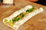葱香小饼,把面皮从两边向中间卷起,成“11”的样子