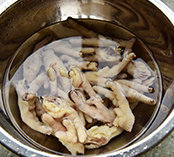 泡椒凤爪 ,捞出晾凉(入冰水中激一下)