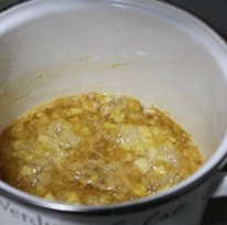 自制苹果酱,中火烧涨,打去浮沫(浮沫是水果涩味所在),熬至103度后转小火,注意搅拌不要糊底。