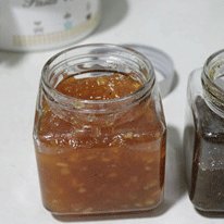 自制苹果酱,趁热装入已经消毒干爽的玻璃密封瓶,倒置半小时后冲洗干净表面,室温放3-7天使果酱成熟,再冷藏保存。