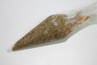 香蕉芝麻可可脆条,装入裱花袋,将裱花袋剪一个小口。