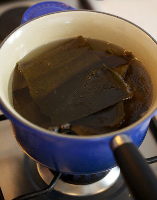 松茸饭,随后中火加热,直到略沸腾有小气泡冒出时关火