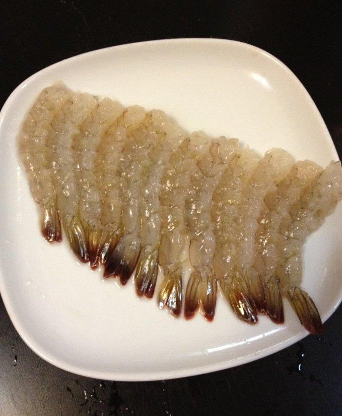 马铃薯和虾,<a style='color:red;display:inline-block;' href='/shicai/ 301'>鲜虾</a>洗净,去壳留下尾部,挑去泥线,用刀在虾腹部的地方竖着割一刀,再横向割几刀,目的是切断腹部的筋,防止加热后卷曲。然后擦净水分待用。虾我用蛋白和盐腌制了一下,希望更嫩,不过这个可以省略,觉得吃起来没差。