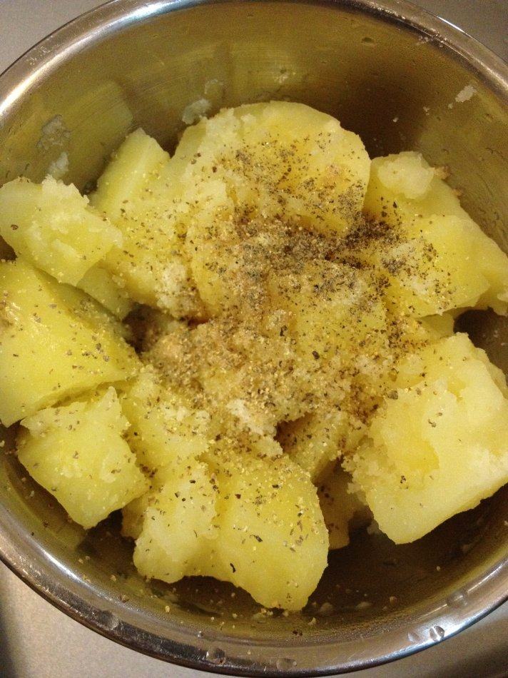 马铃薯和虾,盐,鸡粉,黑胡椒粉,白胡椒粉,调味的分量自己掌握吧,因为每个人口味不一样,反正已经蒸熟了,调好你可以自己试试味道。