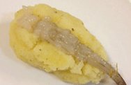 马铃薯和虾,用薯泥将虾的身体包入,中间我用筷子压一条直线,把虾放上,均匀的用薯泥把虾包起来,留下虾尾。