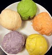 彩虹云吞,然后各加125g<a style='color:red;display:inline-block;' href='/shicai/ 519'>面粉</a>,再加点盐,用手揉成硬面团就可以。