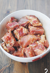 麻辣排骨,排骨放入大碗中，加入色拉油、<a style='color:red;display:inline-block;' href='/shicai/ 788'>生抽</a>、盐、<a style='color:red;display:inline-block;' href='/shicai/ 10588'>糖</a>、<a style='color:red;display:inline-block;' href='/shicai/ 134296'>白胡椒粉</a>、<a style='color:red;display:inline-block;' href='/shicai/ 744'>五香粉</a>、<a style='color:red;display:inline-block;' href='/shicai/ 721'>蚝油</a>、干淀粉、姜片、<a style='color:red;display:inline-block;' href='/shicai/ 718'>料酒</a>，与排骨拌匀，腌制约1小时左右。