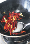 麻辣排骨,锅中留底油烧热,放入<a style='color:red;display:inline-block;' href='/shicai/ 700'>花椒</a>爆香后捞出不要,再放入干红椒段、葱姜蒜炒香。