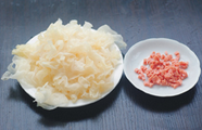 梅花鸡片,<a style='color:red;display:inline-block;' href='/shicai/ 232'>银耳</a>泡发后洗净撕成小朵,火腿切成末。