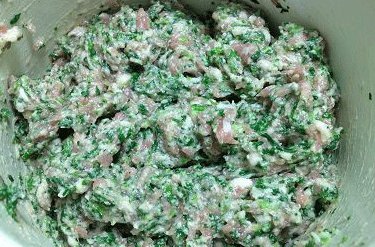 荠菜猪肉汤圆,加入猪油拌匀后,加盐和一点生抽糖调味,一个方向使劲搅拌,边搅拌边分次加冷开水,搅拌粘稠即可;