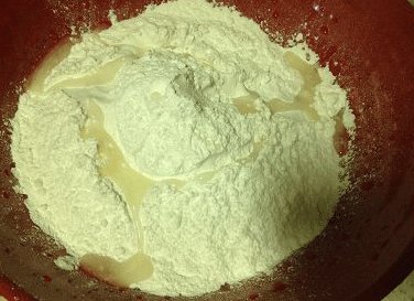荠菜猪肉汤圆,糯米粉中加入猪油,边倒开水边搅拌;