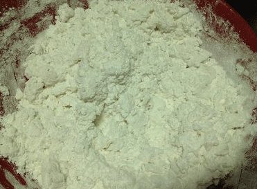 荠菜猪肉汤圆,搅成小面团后,稍等片刻,凉一些即可揉成面团;